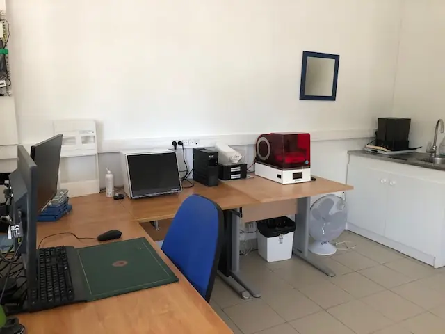 Vue d’ensemble des établis du laboratoire dentaire