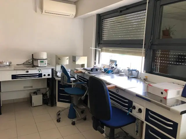 Postes de travail céramique du laboratoire Kanaky