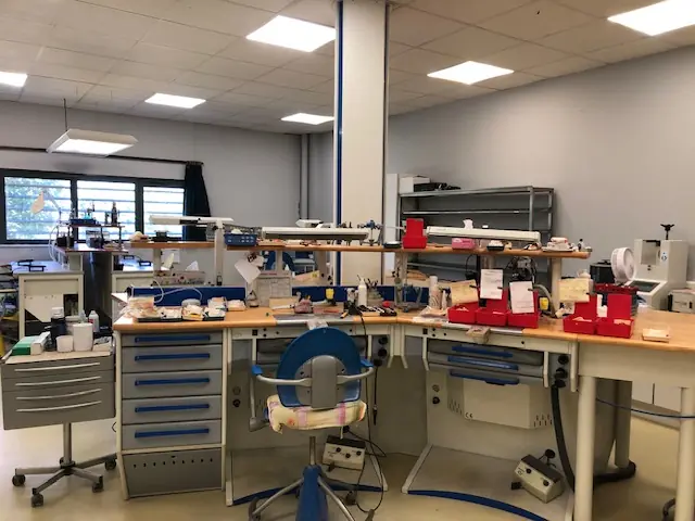 Établi de prothésiste avec articulateurs et outillage de précision