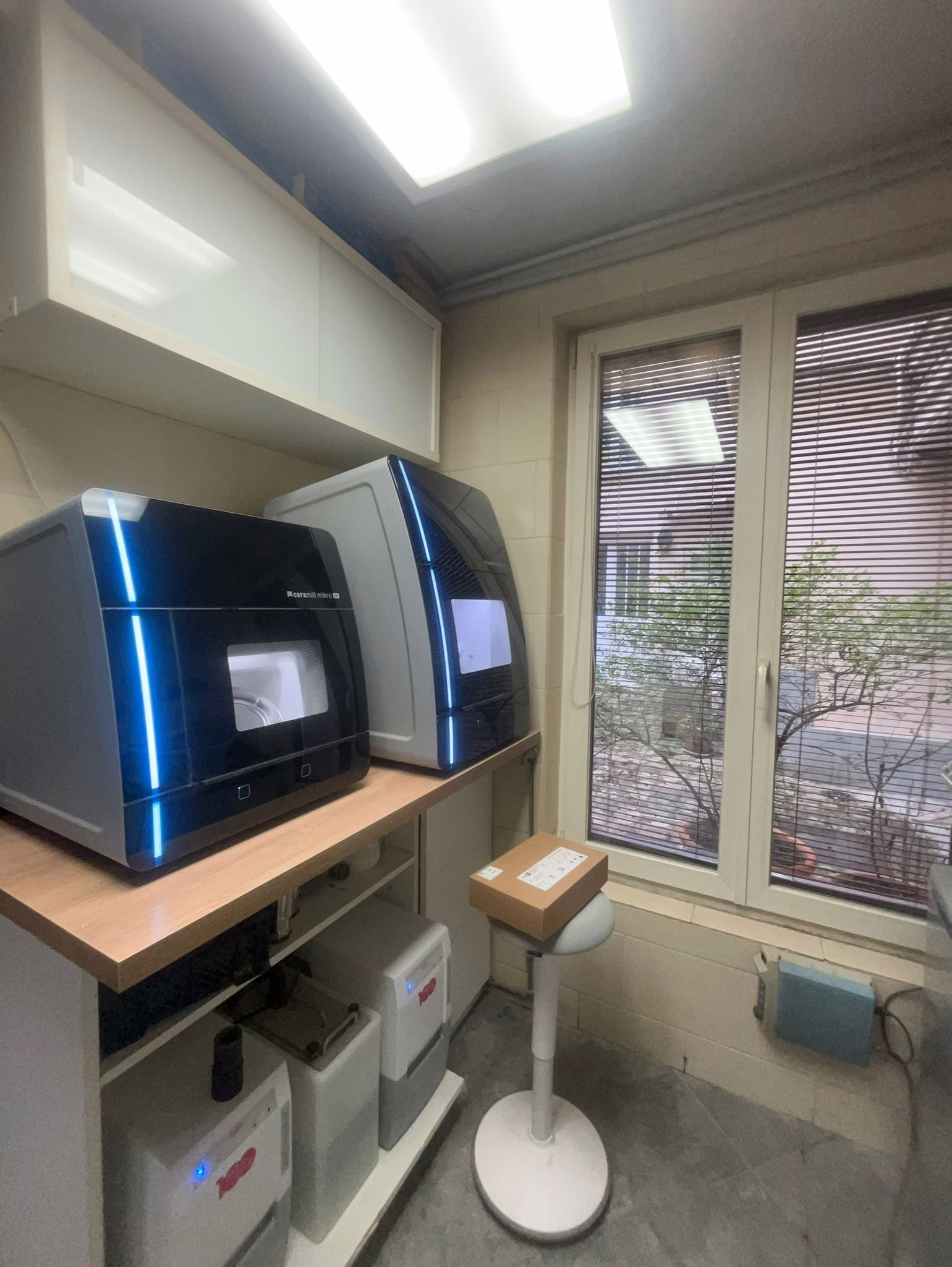 Fraiseuse Amann Girrbach 5 axes au laboratoire 2J Dentaires