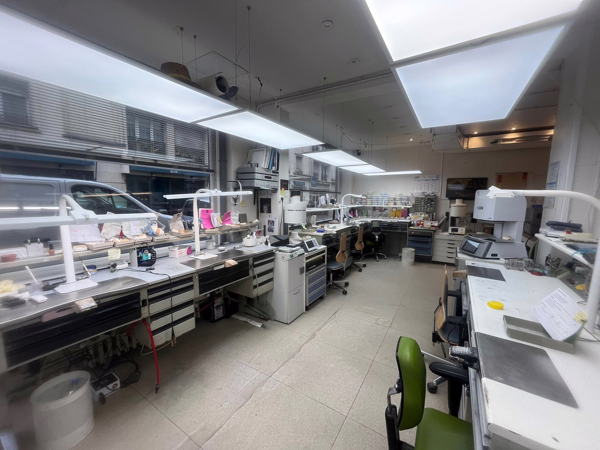 Intérieur du laboratoire 2J Dentaires — espace de travail
