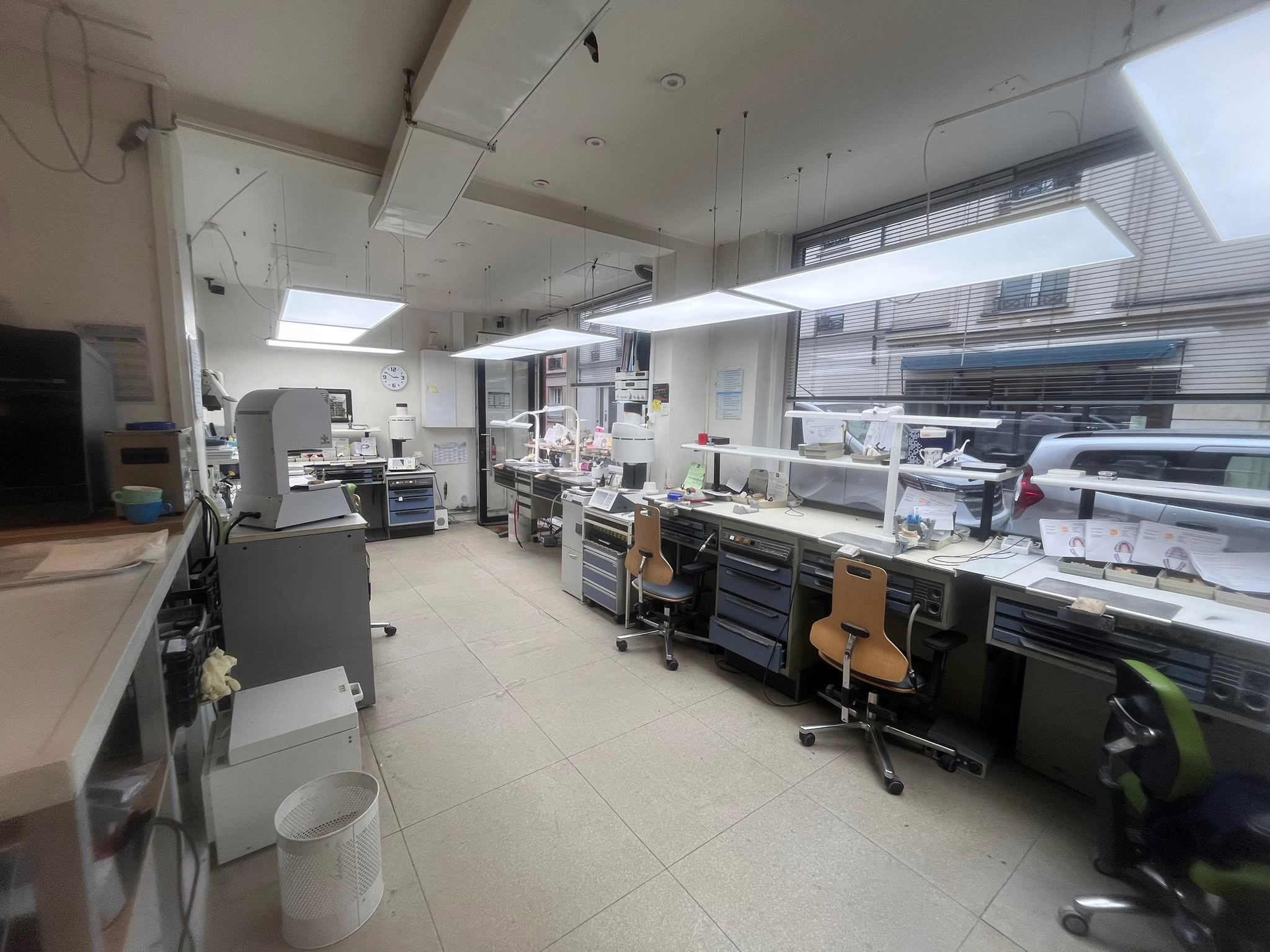 Laboratoire de prothèses dentaires — équipements et postes de travail